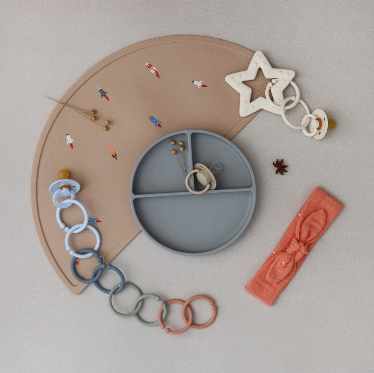 Mushie szilikon tányéralátét - röppentyű - pippadu