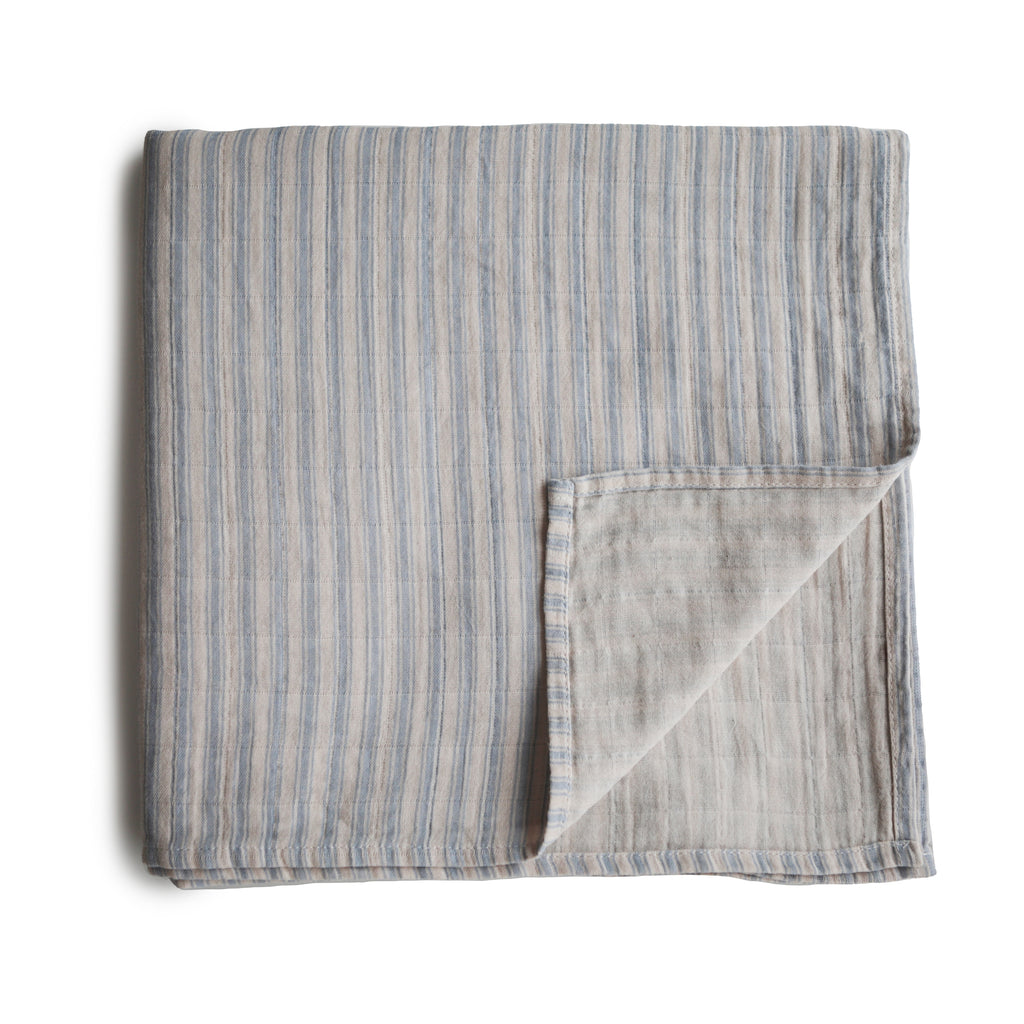 Muszlin pólya a Mushie márkától - kék csíkos mintával - pippadu