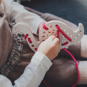 Fűzős Montessori fajáték - Max, a dinoszaurusz - Pippadu