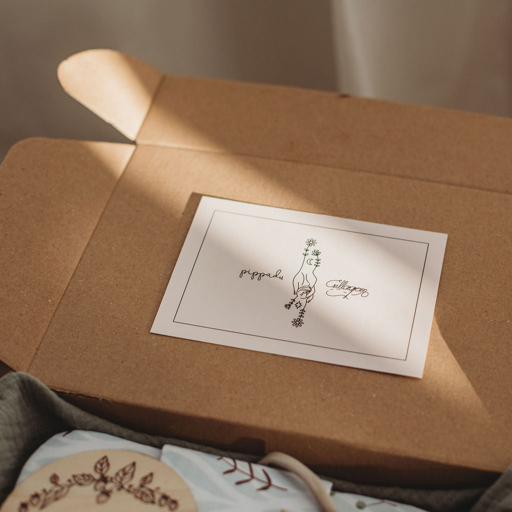 A pasztell ajándékcsomag egyedi képeslappal érkezik, amit saját magad írhatsz meg az ajándékozottnak - babaváró ajándék - pippadu