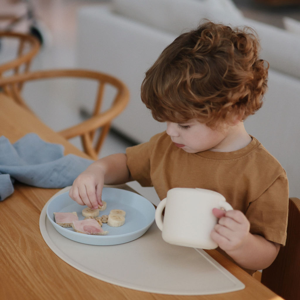 Kerek lapostányér világoskék szín - mushie amerikai márka - gyerek étkészlet - pippadu