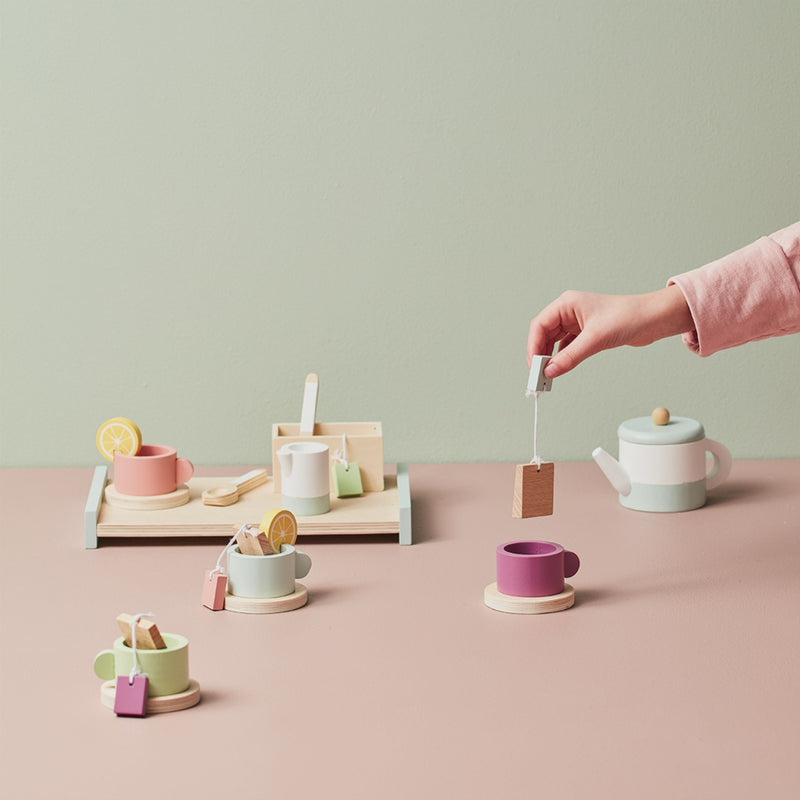 Kid's Concept Fa teáskészlet a pippadu polcain - fa gyerekjáték 3 éves kortól