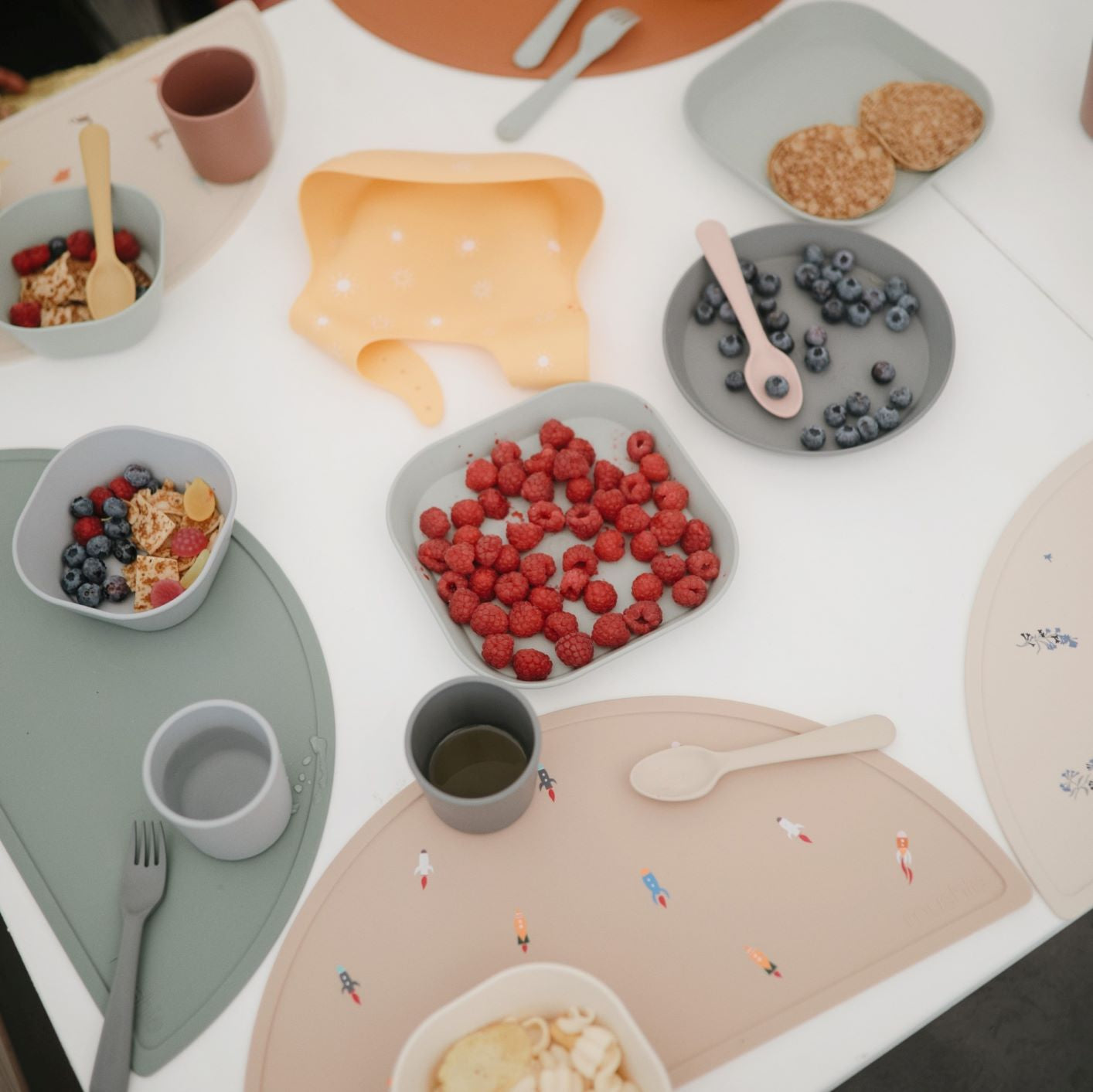 Mushie szilikon tányéralátét - vanília konfetti mintával - pippadu