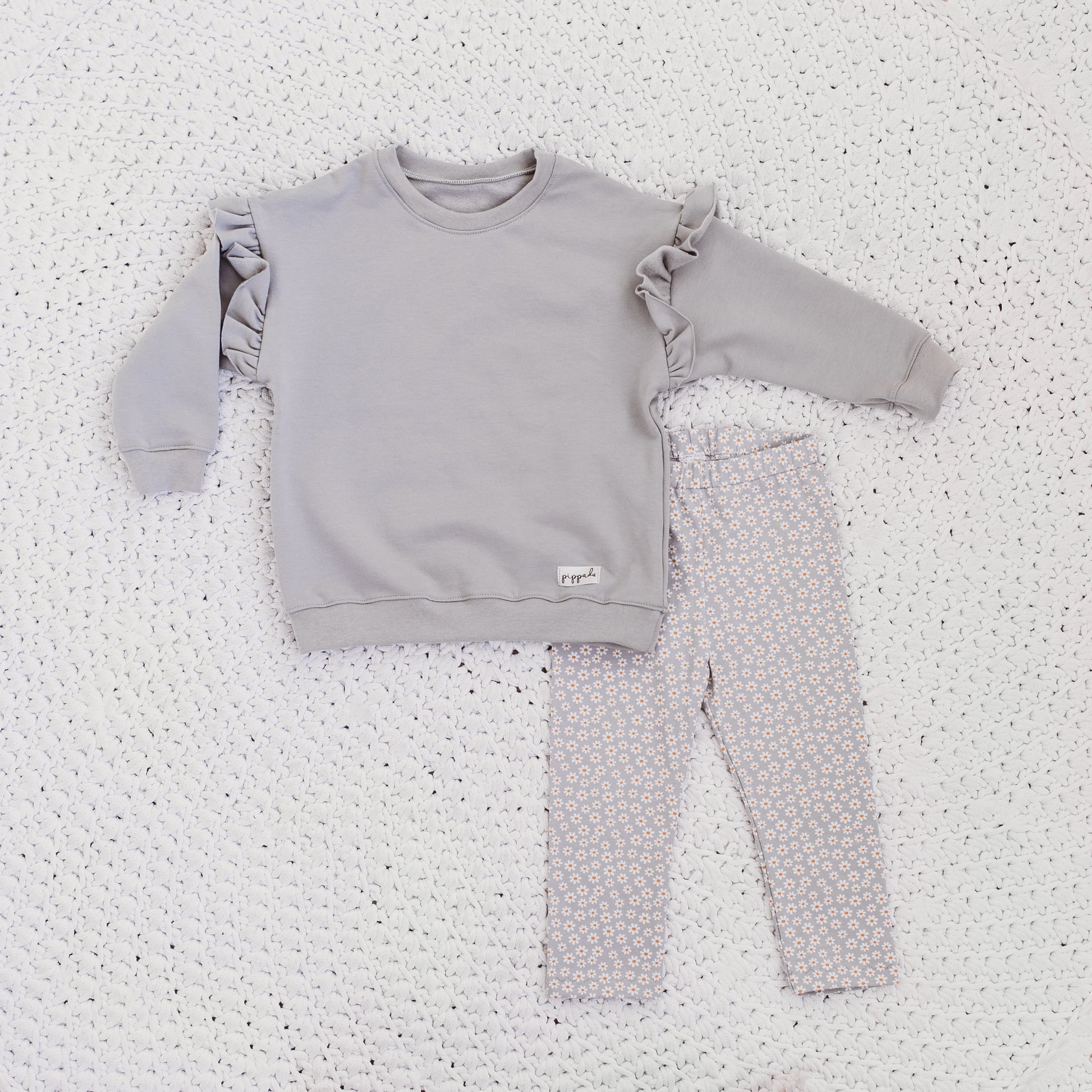 Lányka pulóver fodorral és leggings: ezüstszürke + margaréta mintával leggings - szettben kedvezményes áron - pippadu