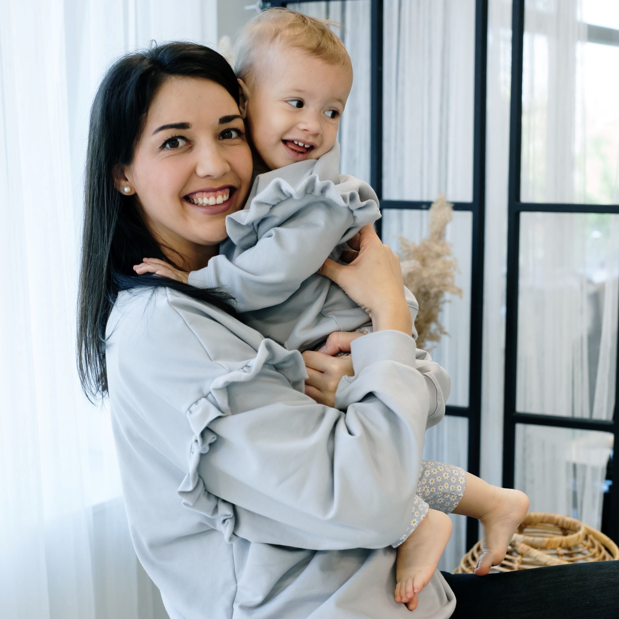 Anya pulóver ezüstszürke színben - fodorral - pippadu