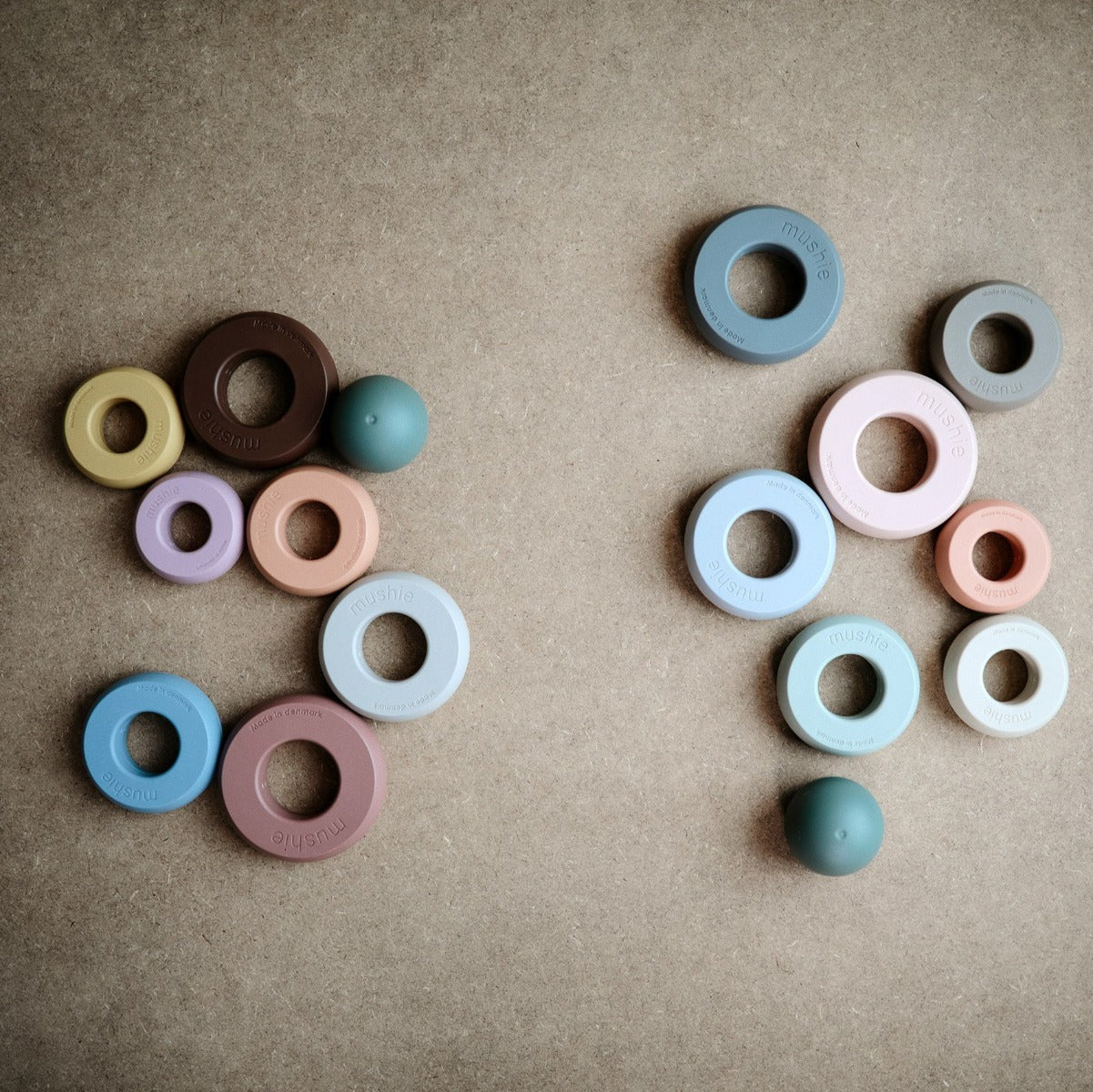 Gyűrű piramis építő játék retro színekben - Mushie - Pippadu