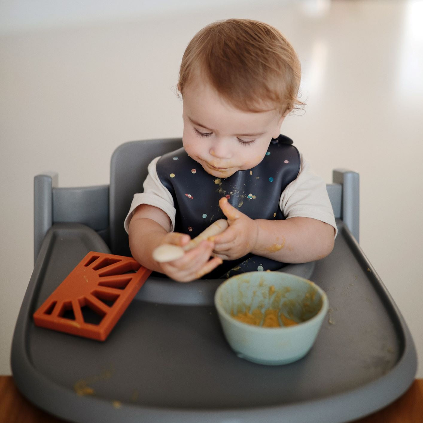 Szilikon mushie étkészlet - gyerek tányér - világoskék - pippadu