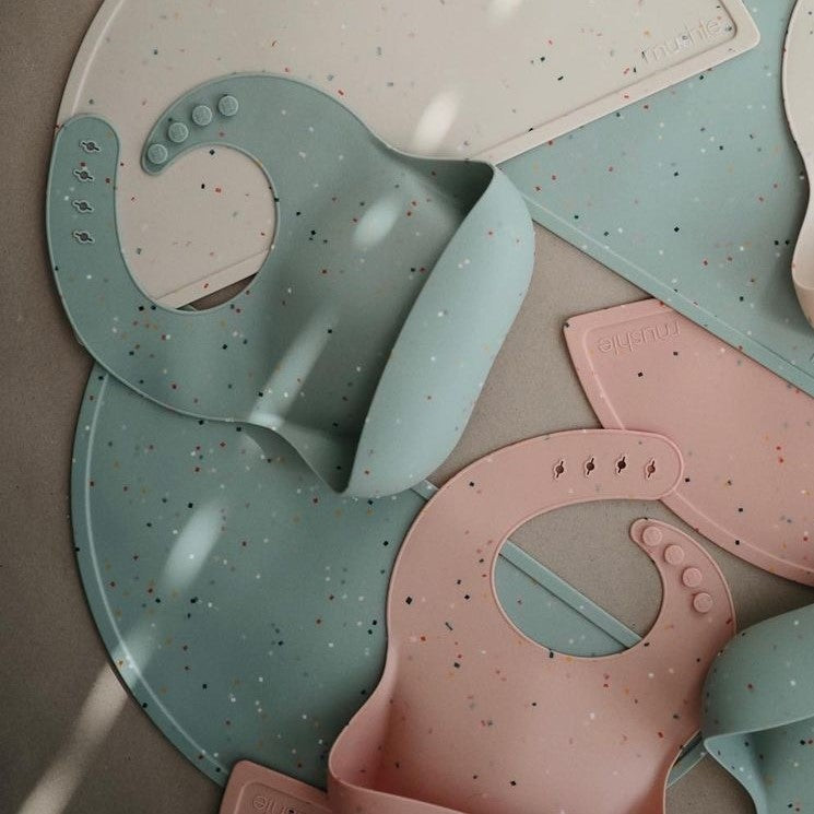 Szilikon tányéralátét - halvány türkiz konfetti mintával a mushie márkától - pippadu