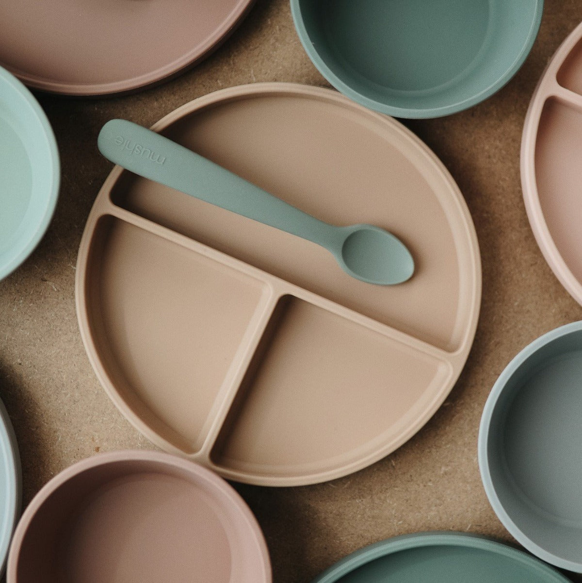 Halvány türkiz és homok színben szilikon babakanál a pippadunál!
