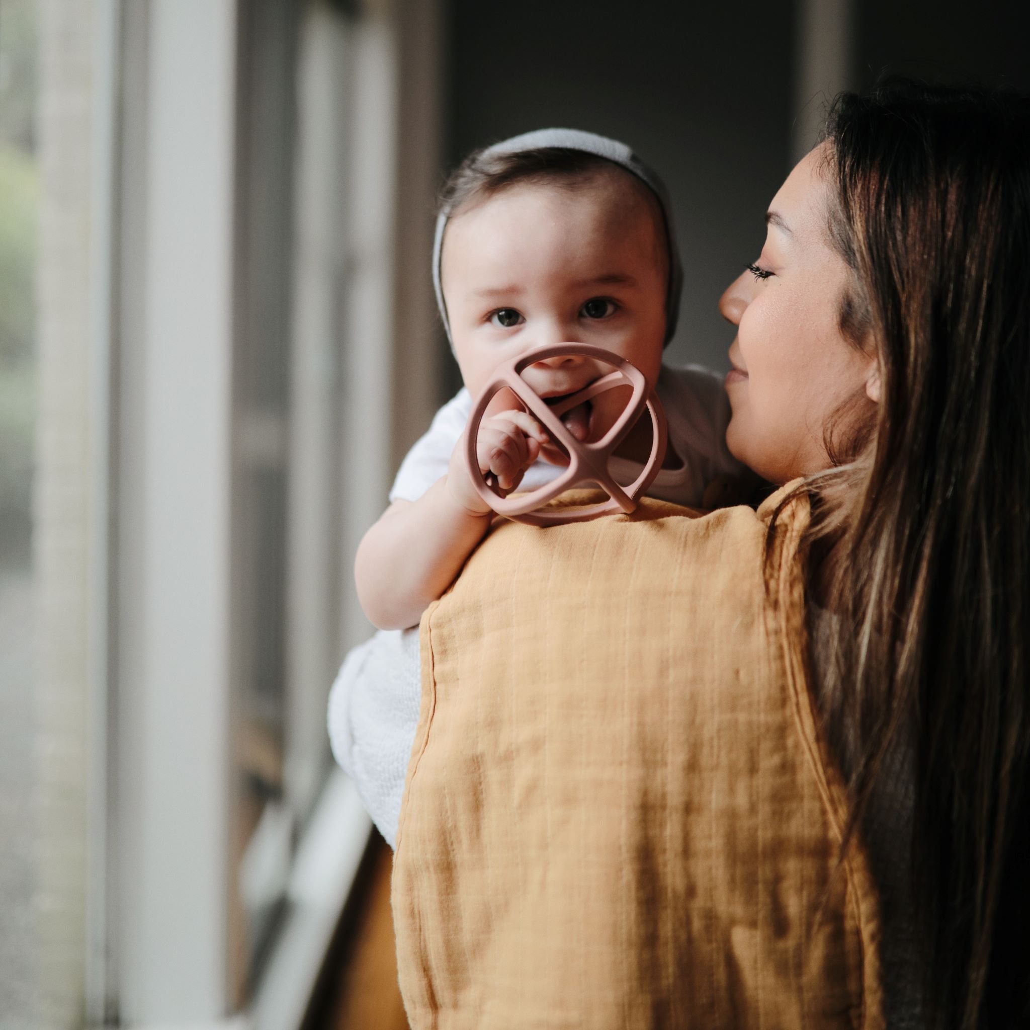 Labda rágóka - mackó színben a Mushie márkától - pippadu