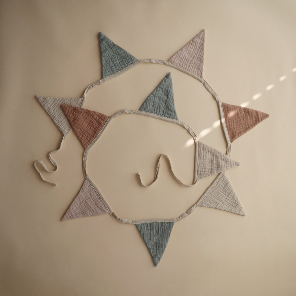 Háromszög alakú zászlócskás füzérben - pippadu