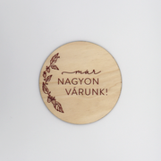 Babafotózási kellék - "már nagyon várunk"  fa korong