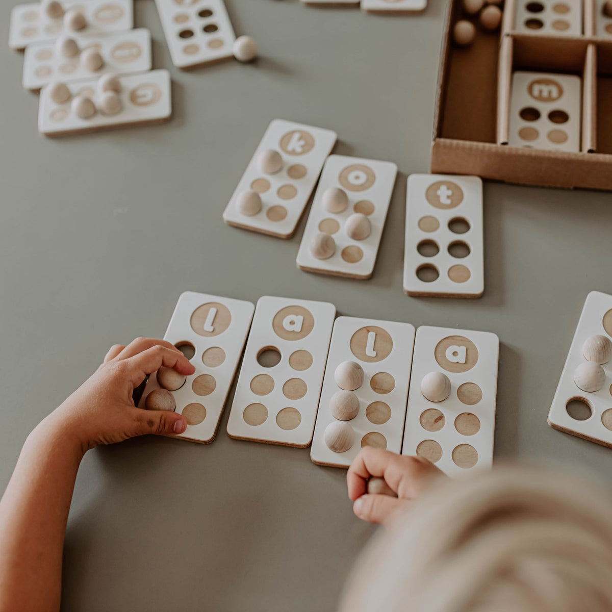 Braille ABC fa táblák és fa golyók - pippadu