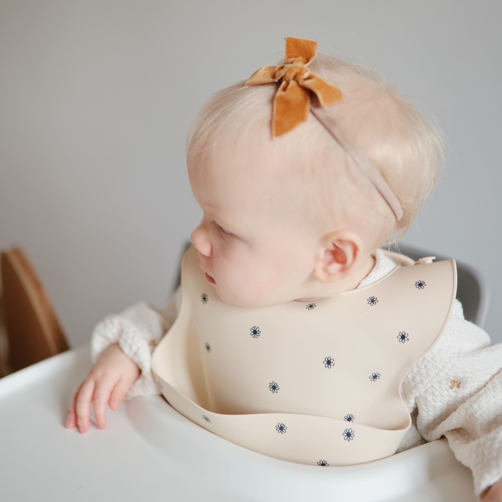 mushie rugalmas előke fekete virág mintával - pippadu