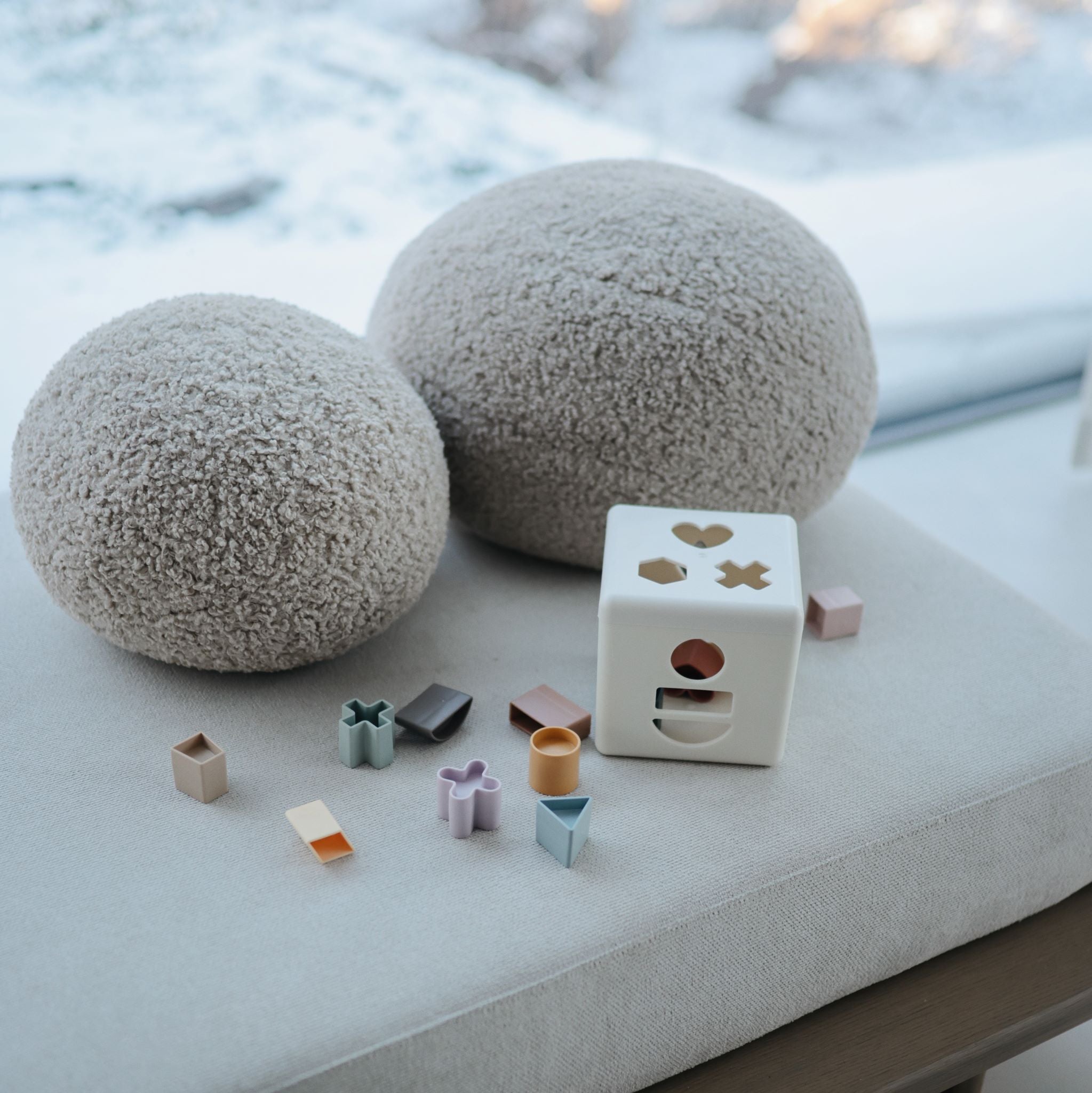 Fejlesztő játék gyerekekenek - formabedobó kocka - mushie - pippadu