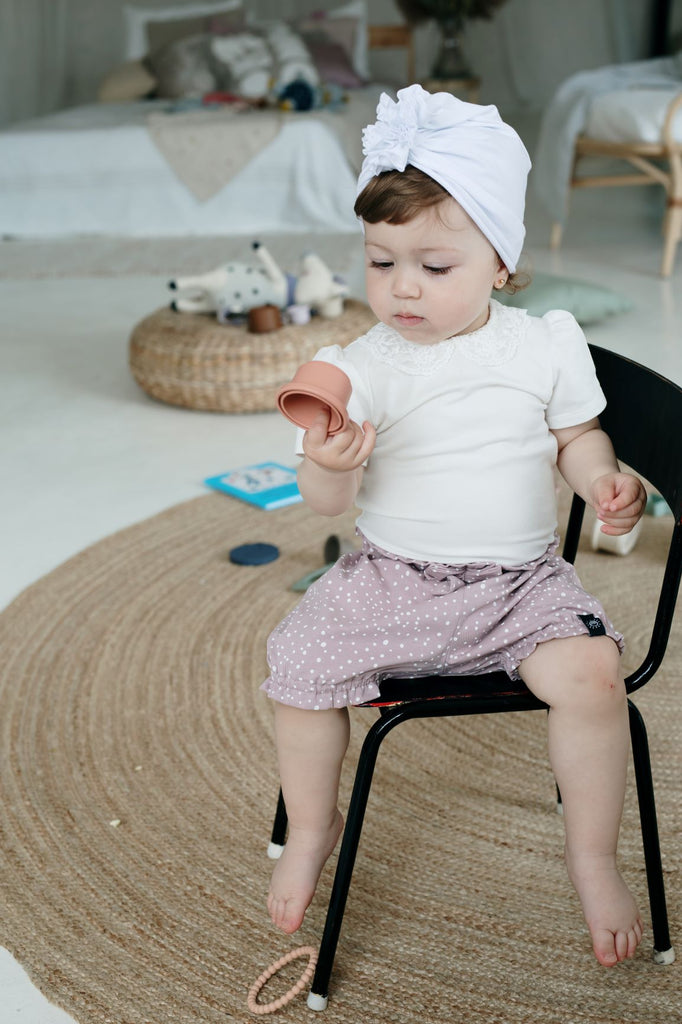 Kézzel készült turbán sapka és fodros lányka nadrág a pippadu márkától - magyar tervezésű gyerekruházat