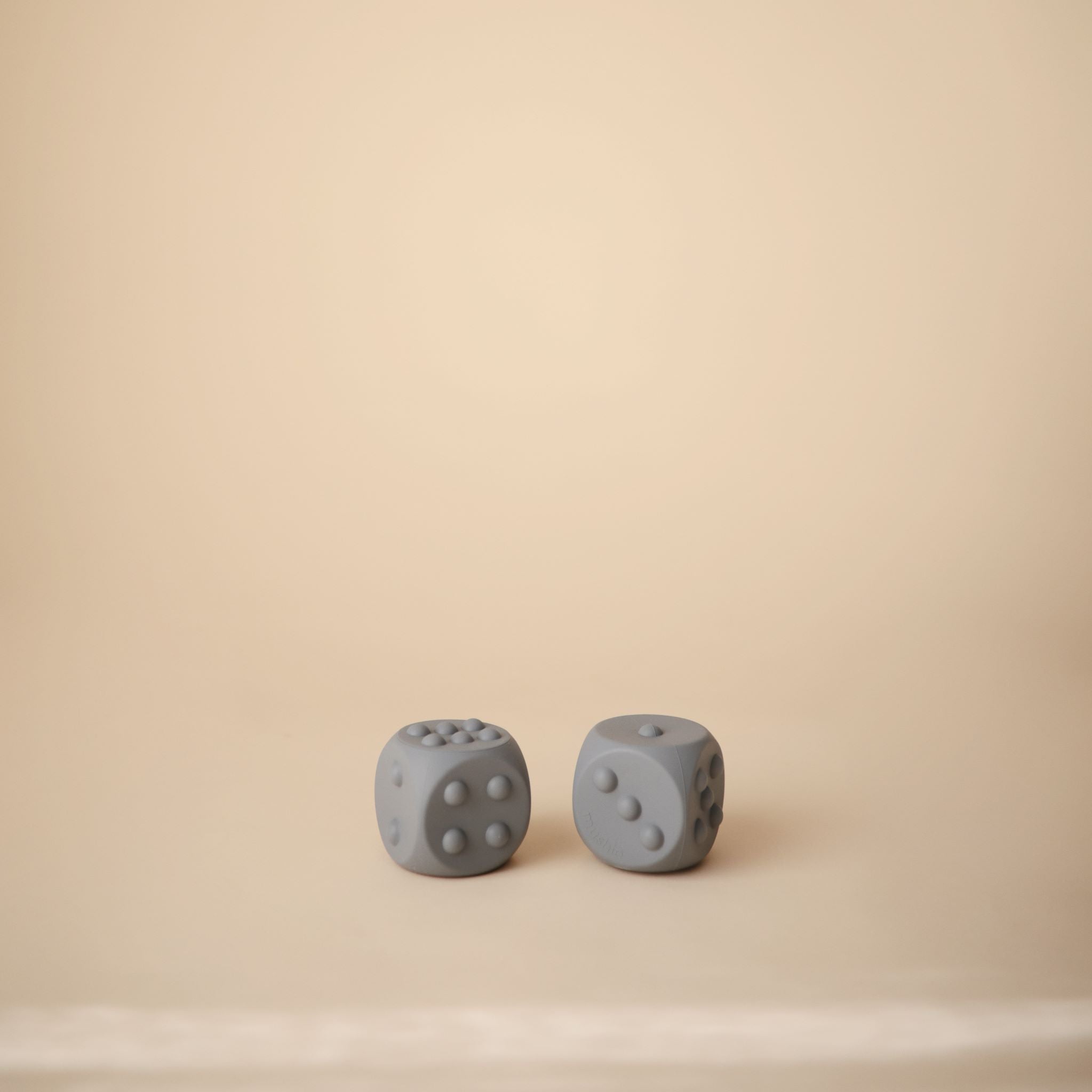 Pop játék dobókocka szellő és szikla színben - pippadu - mushie