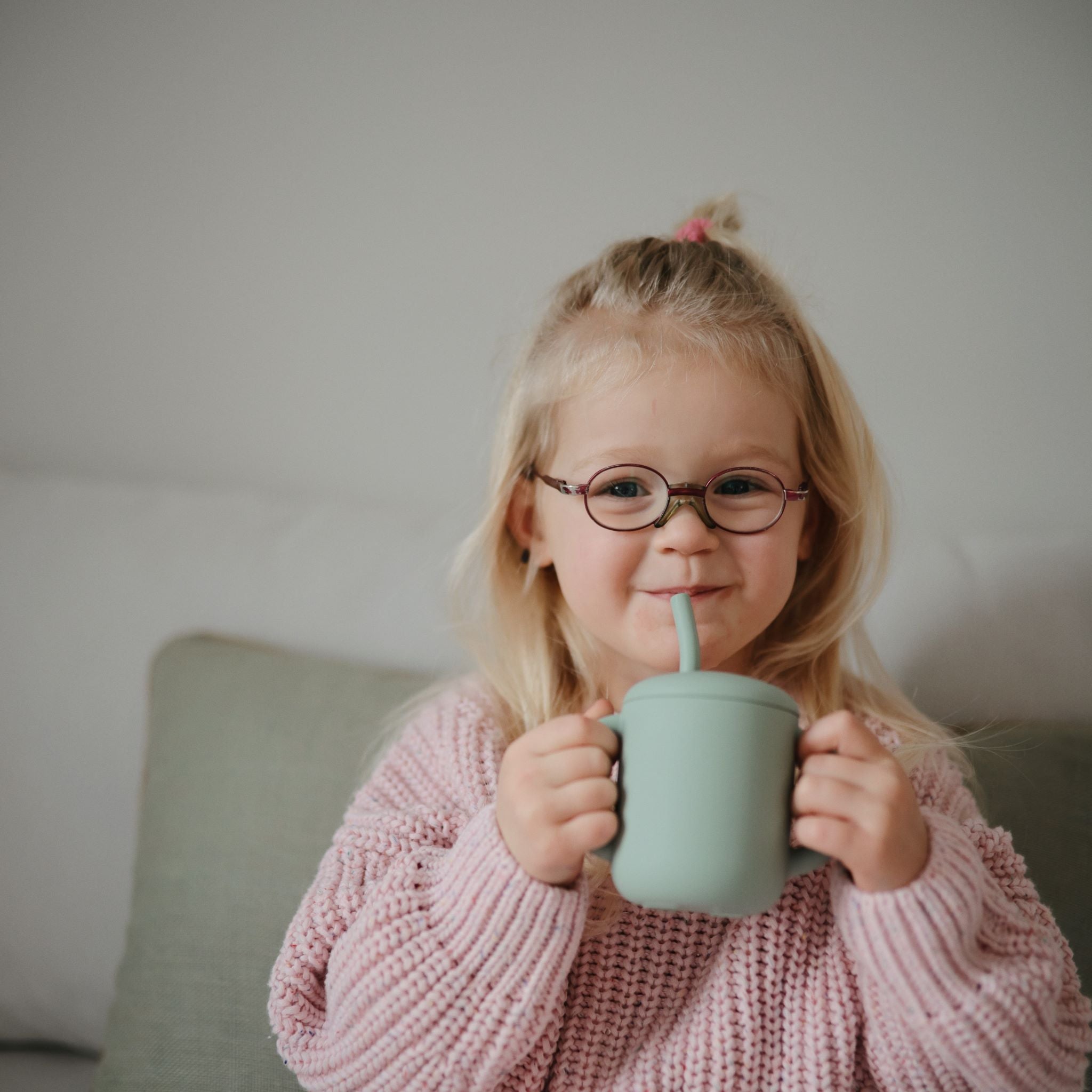 Mushie szilikon szívószálas itatópohár pasztell színekben - homok - www.pippadu.hu