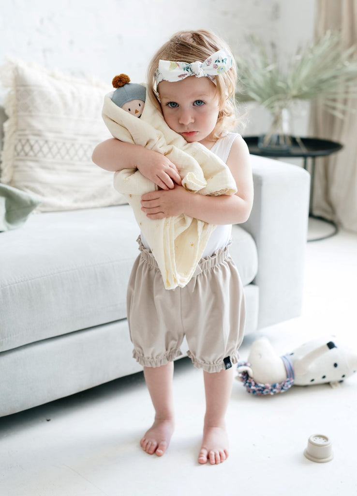 Fodros lányka nadrág tejeskávé színben a pippadu magyar márkától
