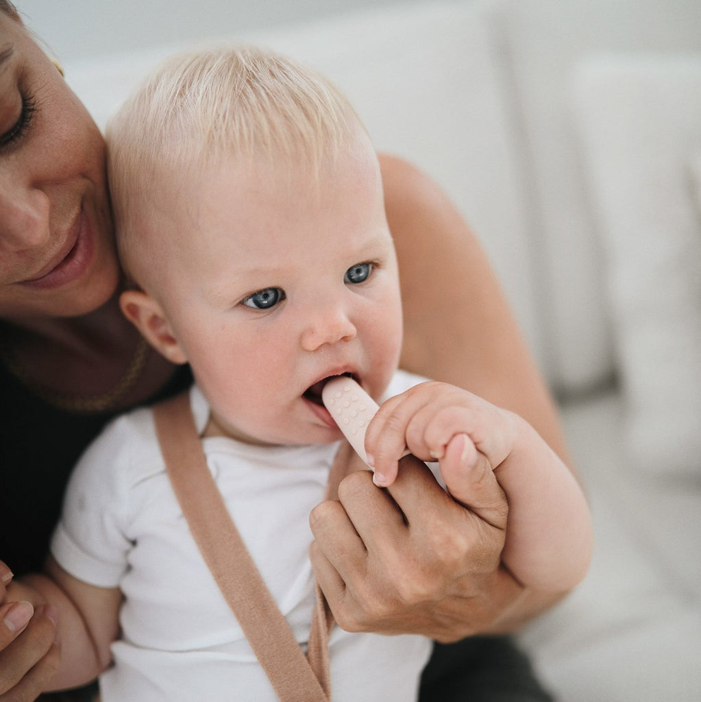 Ujjra húzható fogkefe babáknak élelmiszeripari szilikonból - pippadu - púderrózsaszín és homok színben