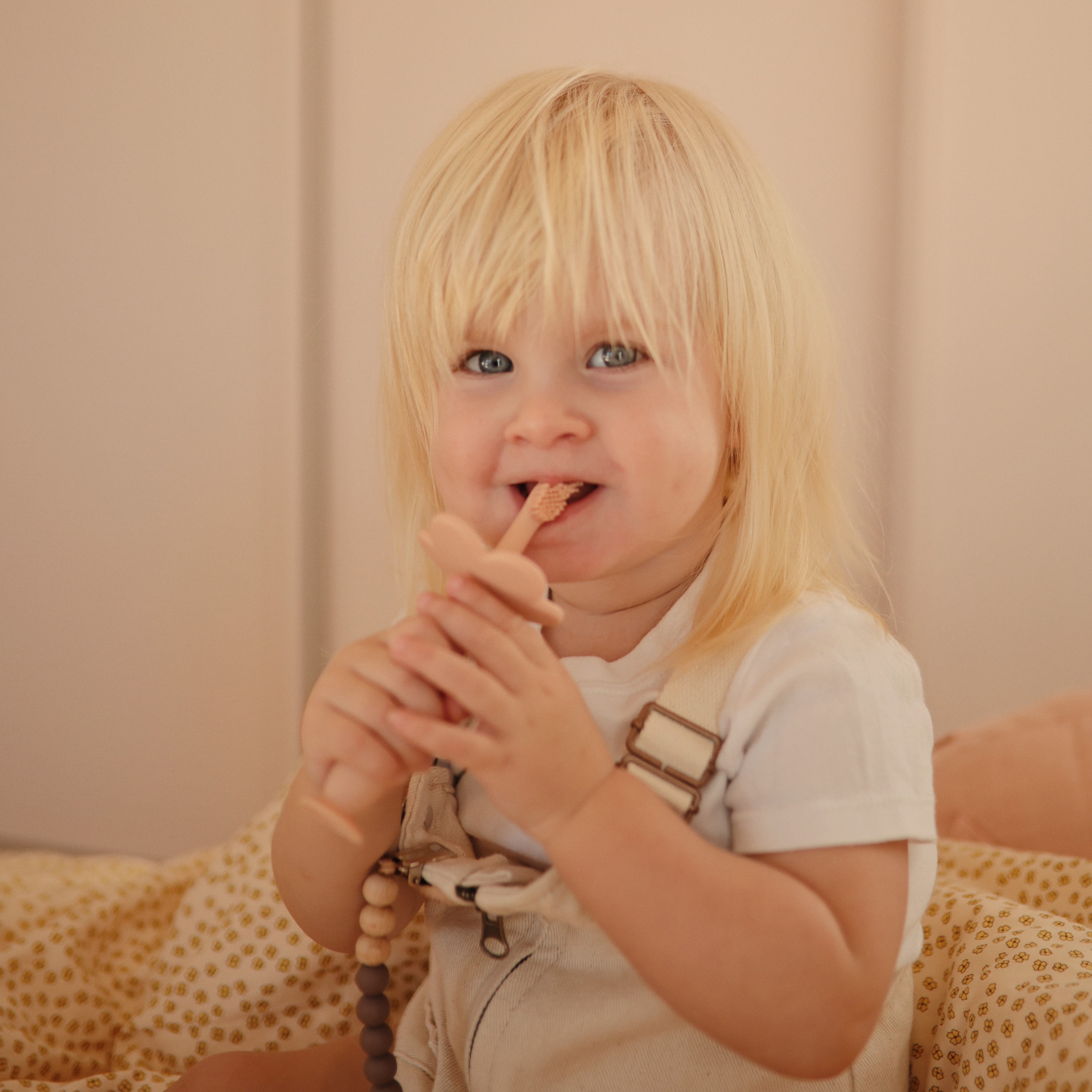 Gyerek tanuló fogkefe - halvány türkiz - csillagos biztonsági pajzzsal - pippadu